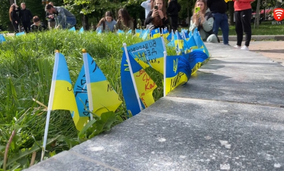 На Європейській площі у Вінниці встановлюють прапорці у пам'ять про загиблих Героїв