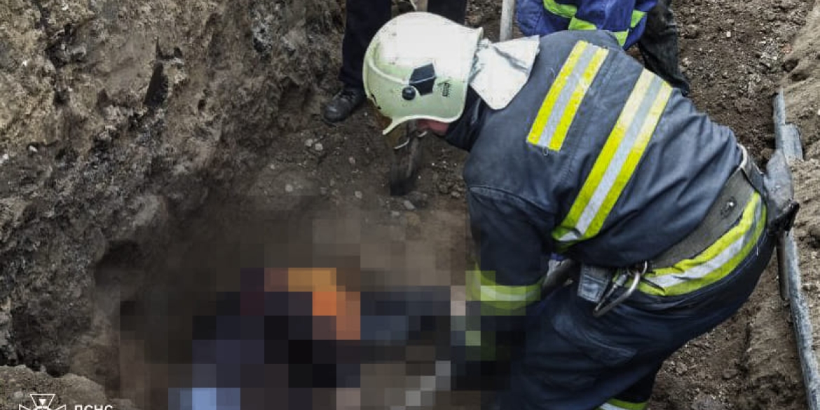 У Могилеві-Подільському зсув грунту живцем поховав ремонтника