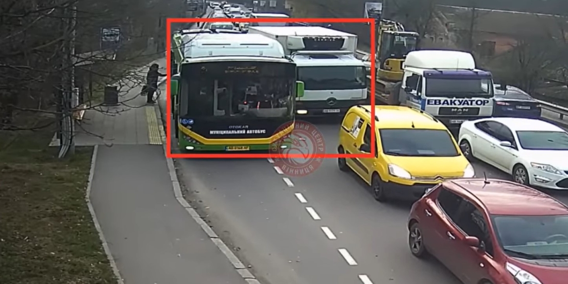 У Вінниці водій вантажівки зіткнувся з муніципальним автобусом