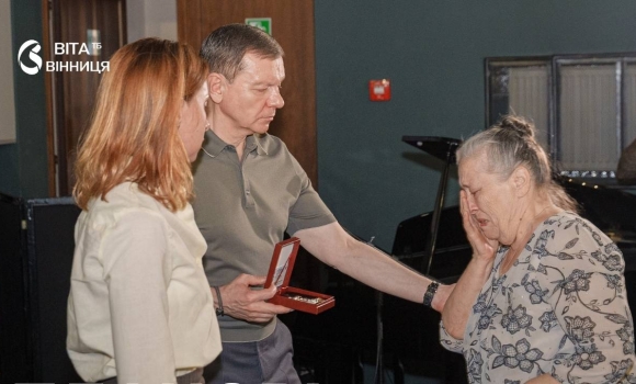 «Бути мамою Героя — надважкий хрест» у Вінниці вручили ще 33 відзнаки матерям полеглих захисників «Бути мамою Героя — надважкий хрест» у Вінниці вручили ще 33 відзнаки матерям полеглих захисників
