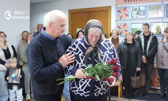 Рідні полеглих захисників тримають державні нагороди під час церемонії вручення у Калинівці Рідні полеглих захисників тримають державні нагороди під час церемонії вручення у Калинівці