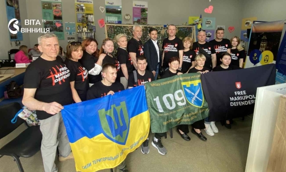 1460 днів у неволі у Вінниці нагадали світові про ціну свободи та героїзм Маріуполя 1460 днів у неволі у Вінниці нагадали світові про ціну свободи та героїзм Маріуполя