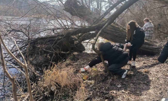 2400 мішків сміття як вінницькі студенти та комунальники рятували екологію міста 2400 мішків сміття як вінницькі студенти та комунальники рятували екологію міста