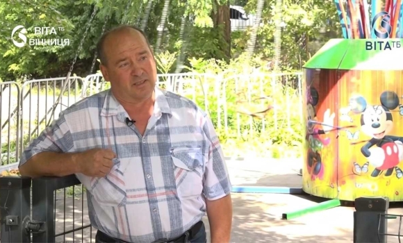 400 тисяч дітей і потрійний запас цукерок як «дядя Толя» вже 21 рік дарує радість маленьким вінничанам 400 тисяч дітей і потрійний запас цукерок як «дядя Толя» вже 21 рік дарує радість маленьким вінничанам
