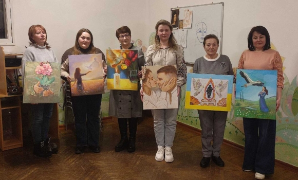 Арттерапевтичний проєкт для матерів та дружин полеглих воїнів провели у Вінниці Арттерапевтичний проєкт для матерів та дружин полеглих воїнів провели у Вінниці