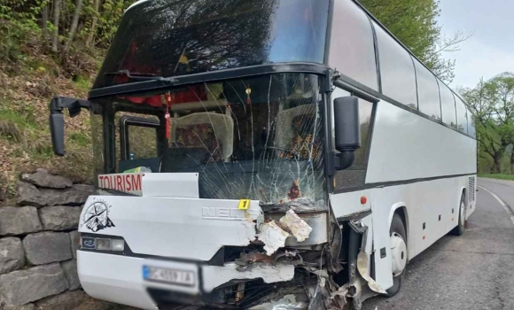 Автівка з вінничанами злетіла у Прут подробиці аварії з туристичним автобусом у Карпатах Автівка з вінничанами злетіла у Прут подробиці аварії з туристичним автобусом у Карпатах