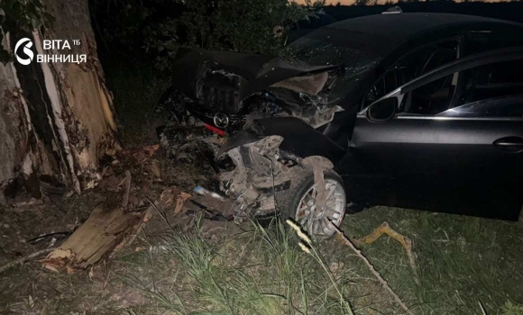 Авто врізалось у дерево у Стрижавці — водійка та двоє пасажирів у лікарні Авто врізалось у дерево у Стрижавці — водійка та двоє пасажирів у лікарні