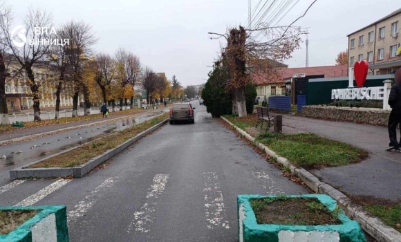 Автомобіль Kia біля проїзної частини у Погребищі, де з'ясовують обставини наїзду на пішохідку Автомобіль Kia біля проїзної частини у Погребищі, де з'ясовують обставини наїзду на пішохідку