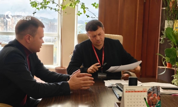 Домовились про контейнер для збору вживаного одягу та текстилю біля житлової багатоповерхівки у Вінниці Домовились про контейнер для збору вживаного одягу та текстилю біля житлової багатоповерхівки у Вінниці