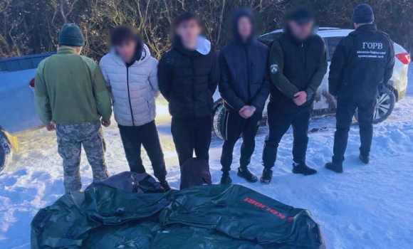 Брати-близнюки планували переплисти кордон на гумовому човні, їх затримали на березі Дністра Брати-близнюки планували переплисти кордон на гумовому човні, їх затримали на березі Дністра