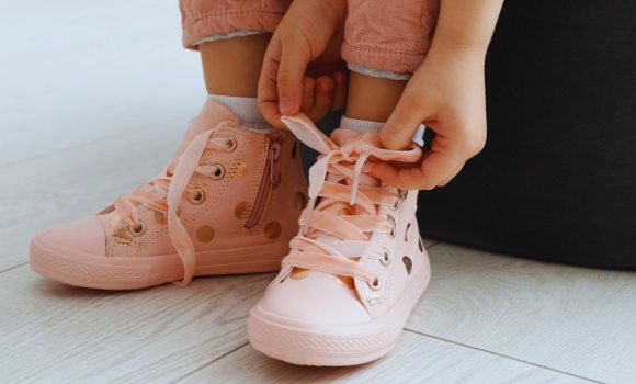 Діти мають право на дитинство дитяче взуття для тих, хто зараз потребує підтримки Діти мають право на дитинство дитяче взуття для тих, хто зараз потребує підтримки