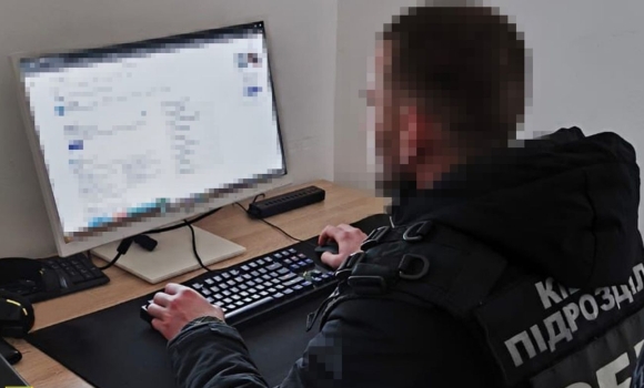 До п'яти років за гратами чекає на вінничанина, який пропагував ідеї комунізму До п'яти років за гратами чекає на вінничанина, який пропагував ідеї комунізму