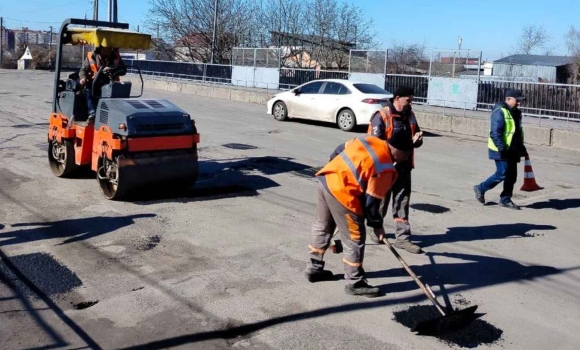 Дорожні бригади охоплюють аварійним ремонтом дедалі більше вулиць Вінниці Дорожні бригади охоплюють аварійним ремонтом дедалі більше вулиць Вінниці