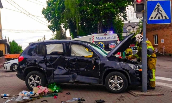 ДТП на Хмельницькому шосе у Вінниці з автомобіля деблокували водійку авто ДТП на Хмельницькому шосе у Вінниці з автомобіля деблокували водійку авто