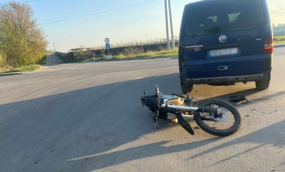 ДТП на Сабарівському шосе 20-річна вінничанка на мотоциклі протаранила мікроавтобус ДТП на Сабарівському шосе 20-річна вінничанка на мотоциклі протаранила мікроавтобус