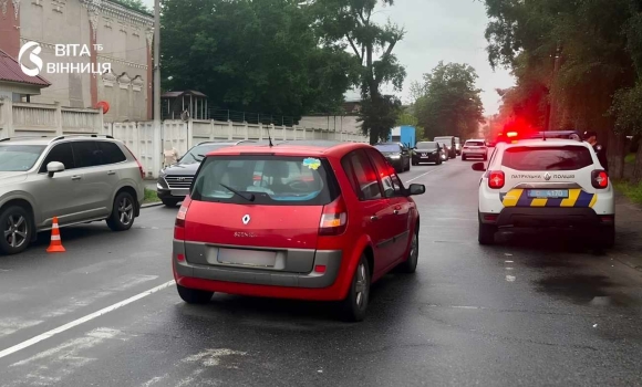 ДТП у Вінниці 71-річний водій на Renault збив дитину на «зебрі» ДТП у Вінниці 71-річний водій на Renault збив дитину на «зебрі»