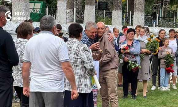Джуринська громада тепло зустріла Героя, який був у полоні майже чотири роки Джуринська громада тепло зустріла Героя, який був у полоні майже чотири роки
