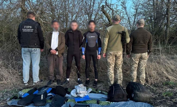 Гідрокостюми та спецмаршрут на Вінниччині прикордонники викрили групу порушників кордону Гідрокостюми та спецмаршрут на Вінниччині прикордонники викрили групу порушників кордону