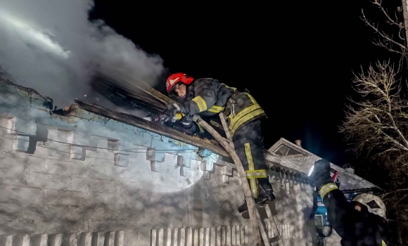 Із задимленого приміщення на Вінниччині врятували 88-річного пенсіонера Із задимленого приміщення на Вінниччині врятували 88-річного пенсіонера