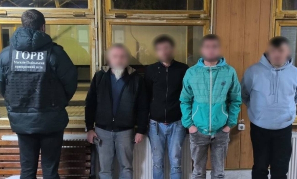 Керівник вінницького агропідприємства налагодив схему вивезення чоловіків за кордон Керівник вінницького агропідприємства налагодив схему вивезення чоловіків за кордон