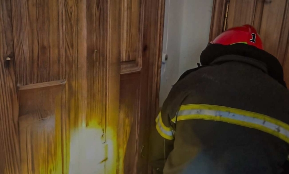 Кілька днів не виходила на зв'язок рятувальники визволяли з квартири непритомну вінничанку Кілька днів не виходила на зв'язок рятувальники визволяли з квартири непритомну вінничанку