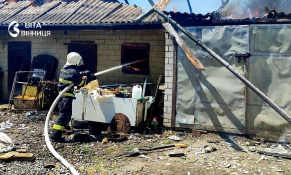 Коротке замикання та людська недбалість на Вінниччині палали господарчі споруди та сіно Коротке замикання та людська недбалість на Вінниччині палали господарчі споруди та сіно