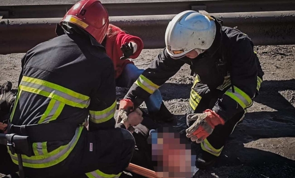 Легковик протаранив відбійник на Вінниччині 57-річний водій вилетів із салону Легковик протаранив відбійник на Вінниччині 57-річний водій вилетів із салону