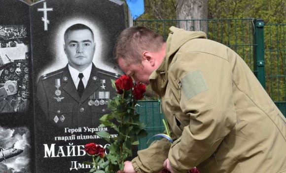 Літак над Алеєю Слави у Вінниці вшанували пам’ять легендарного льотчика у день його 46-річчя Літак над Алеєю Слави у Вінниці вшанували пам’ять легендарного льотчика у день його 46-річчя