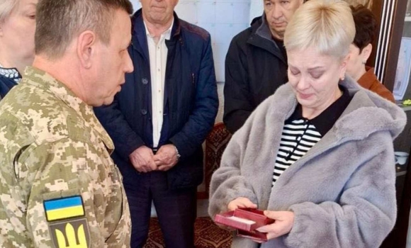 Мати гайсинчанина, командира аеромобільного взводу отримала посмертну нагороду сина Мати гайсинчанина, командира аеромобільного взводу отримала посмертну нагороду сина