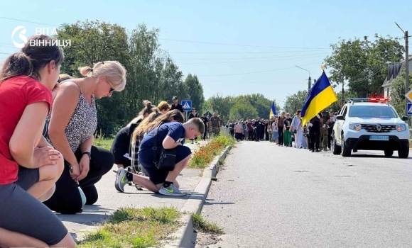 Мав скоро стати батьком Турбів провів в останню путь майора поліції, який загинув на Добропіллі Мав скоро стати батьком Турбів провів в останню путь майора поліції, який загинув на Добропіллі