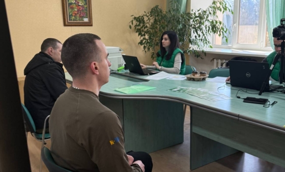 Мобільний сервісний центр видавав у Вінниці посвідчення звільненим з полону бійцям Мобільний сервісний центр видавав у Вінниці посвідчення звільненим з полону бійцям