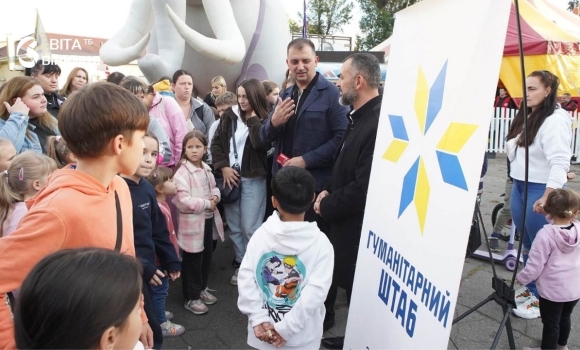 Дві години без тривог: діти захисників і переселенців подивилися у Вінниці циркову виставу на воді Дві години без тривог: діти захисників і переселенців подивилися у Вінниці циркову виставу на воді