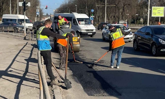 На аварійний ремонт вінницьких доріг 12 березня вийшли вісім бригад На аварійний ремонт вінницьких доріг 12 березня вийшли вісім бригад