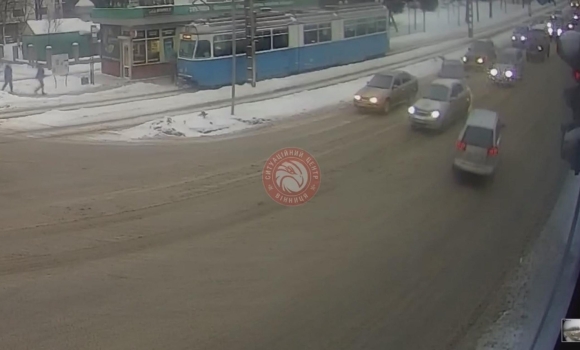 На Хмельницькому шосе у Вінниці сталась потрійна аварія На Хмельницькому шосе у Вінниці сталась потрійна аварія