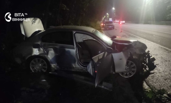 На об’їзній дорозі Вінниці зіткнулися Hyundai та BMW двоє людей у лікарні На об’їзній дорозі Вінниці зіткнулися Hyundai та BMW двоє людей у лікарні