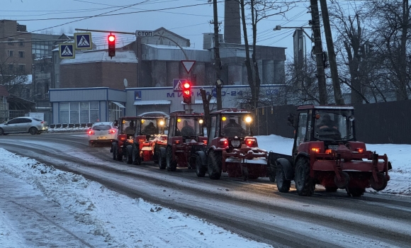 На протиожеледну обробку доріг та тротуарів Вінниці виїхали понад 20 снігоочисників На протиожеледну обробку доріг та тротуарів Вінниці виїхали понад 20 снігоочисників