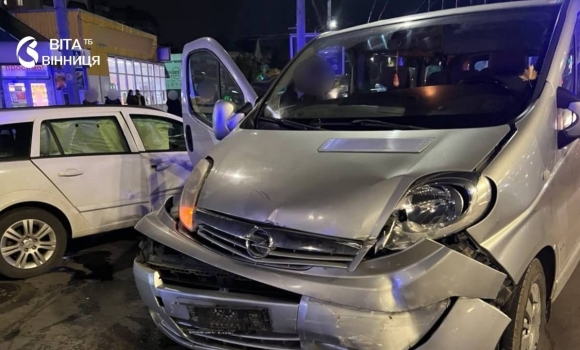 Два легковики Opel після зіткнення на вулиці Привокзальній у Вінниці, на місці працюють поліцейські Два легковики Opel після зіткнення на вулиці Привокзальній у Вінниці, на місці працюють поліцейські