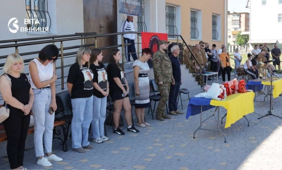 На стадіоні «Авангард» у Калинівці вшанували пам'ять загиблого футболіста На стадіоні «Авангард» у Калинівці вшанували пам'ять загиблого футболіста