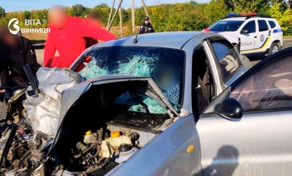 На трасі під Жмеринкою зіткнулися три автівки 64-річного водія та його пасажирку госпіталізували На трасі під Жмеринкою зіткнулися три автівки 64-річного водія та його пасажирку госпіталізували