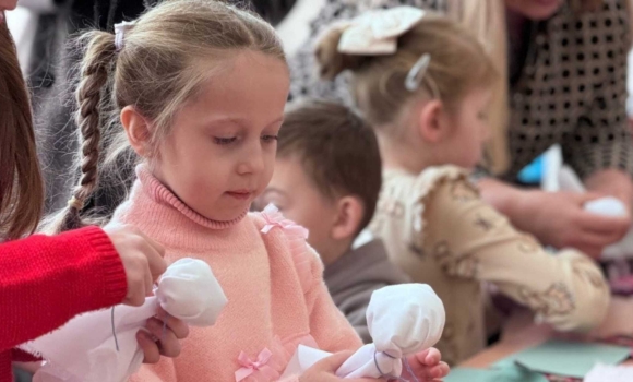 На Вінниччині дітей загиблих військовослужбовців вчили створювати ляльку-мотанку На Вінниччині дітей загиблих військовослужбовців вчили створювати ляльку-мотанку