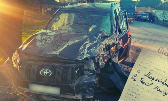 На Вінниччині п'яний водій позашляховика протаранив бус, у якому було десять людей На Вінниччині п'яний водій позашляховика протаранив бус, у якому було десять людей