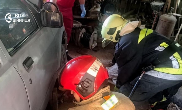 На Вінниччині пенсіонер загинув, затиснутий під власним авто під час ремонту На Вінниччині пенсіонер загинув, затиснутий під власним авто під час ремонту