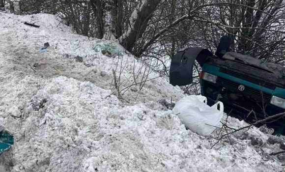 На Вінниччині водій мікроавтобуса з’їхав у кювет один пасажир загинув На Вінниччині водій мікроавтобуса з’їхав у кювет один пасажир загинув