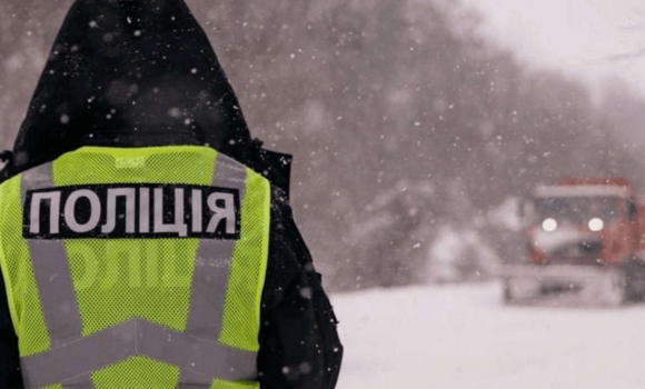 На вінницькій трасі поліцейський допоміг водійці, у якої зламалось авто На вінницькій трасі поліцейський допоміг водійці, у якої зламалось авто