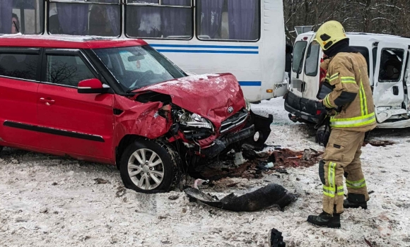 На Жмеринській трасі сталась потрійна ДТП: зіткнулись два легковики та автобус На Жмеринській трасі сталась потрійна ДТП: зіткнулись два легковики та автобус