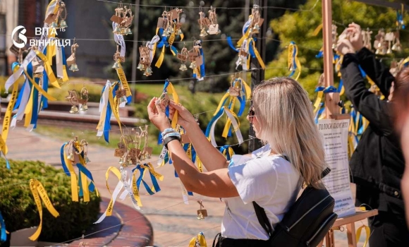 Називають імена Героїв та залишають послання у Вінниці вперше провели акцію «Голоси пам’яті» Називають імена Героїв та залишають послання у Вінниці вперше провели акцію «Голоси пам’яті»