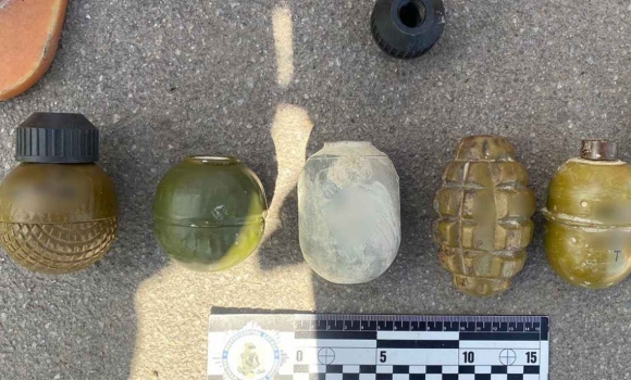 Нервовий водій і повна сумка гранат на трасі у Вінницькій області зупинили небезпечне авто Нервовий водій і повна сумка гранат на трасі у Вінницькій області зупинили небезпечне авто