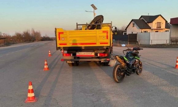 П'ятнадцятирічного вінницького мотоцикліста госпіталізували після зіткнення з вантажівкою П'ятнадцятирічного вінницького мотоцикліста госпіталізували після зіткнення з вантажівкою