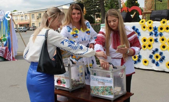 Під час благодійного фестивалю вишиванки у Калинівці зібрали майже 170 тис. грн для нацгвардійців Під час благодійного фестивалю вишиванки у Калинівці зібрали майже 170 тис. грн для нацгвардійців