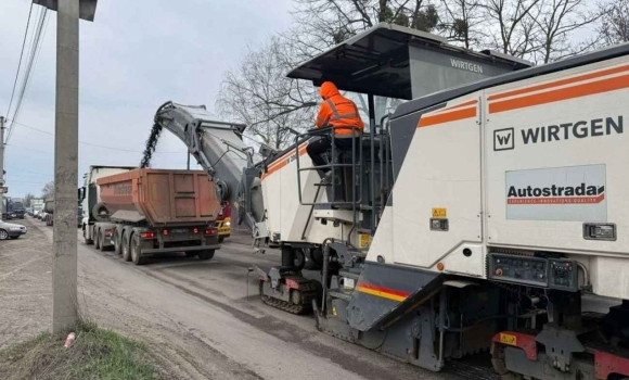 Поблизу Гайсина відновили вже близько 16 тис. м.кв. дорожнього покриття Поблизу Гайсина відновили вже близько 16 тис. м.кв. дорожнього покриття